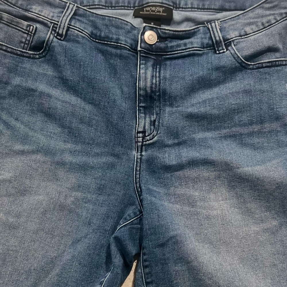 VENEZIA BY LANE BRYANT BERMUDA DENIM SHORTS - Picture 4 of 9